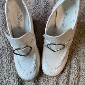 Heart buckle heeled loafers-white UK6/US8